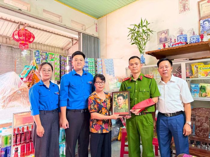 Đoàn xã Bố Hạ trao ảnh liệt sĩ tặng thân nhân gia đình liệt sĩ.