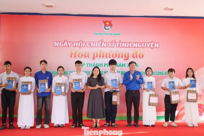 Trao học bổng cho học sinh khó khăn trên địa bàn.
