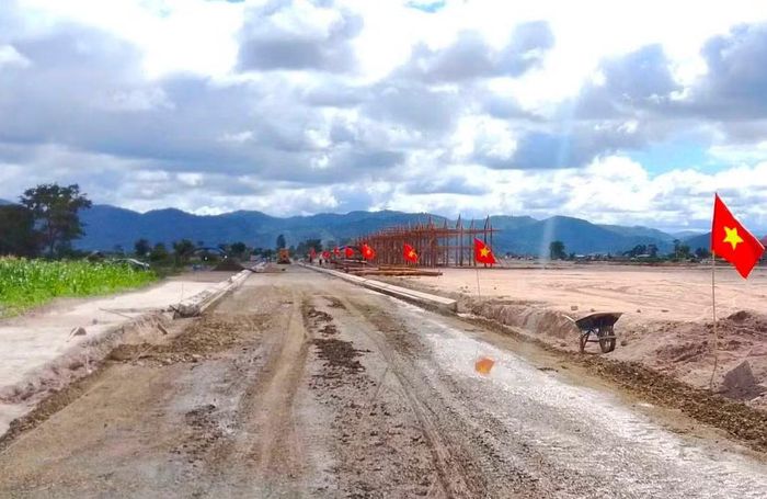 Con đường mới làm rộng rãi ngang qua Bôn Jứ mới dần hình thành.