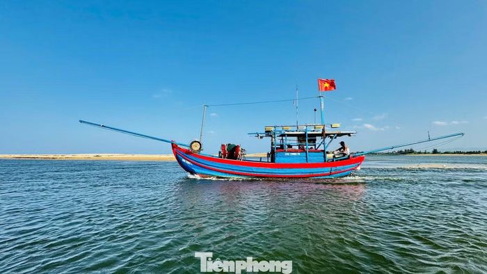 Không chỉ tạo sinh kế, những chiếc bóng tre giản dị còn góp phần gìn giữ một nghề biển truyền thống thân thiện với môi trường, trở thành nét riêng hiếm có trên vùng biển Quảng Ngãi.