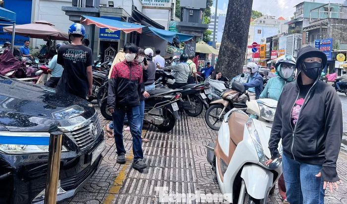 Trong những ngày biến động của vàng và kim cương, người dân TPHCM nháo nhào đi bán trang sức JSC.