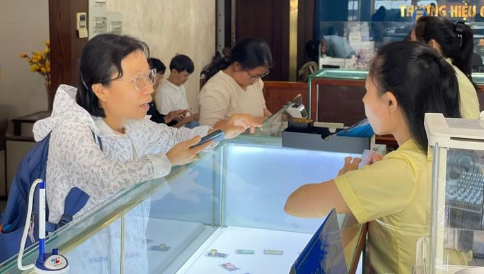 Đại diện Ngân hàng Nhà nước Chi nhánh Khu vực 2 khuyến cáo, người tiêu dùng cần bình tĩnh trước những biến động của thị trường, cân nhắc kỹ trước khi mua bán vàng, đá quý.