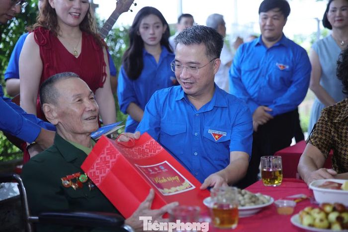 Bí thư T.Ư Đoàn Nguyễn Tường Lâm tặng quà thương binh Lê Văn Uyên.