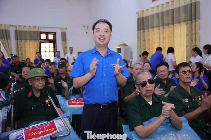 Bí thư T.Ư Đoàn Nguyễn Tường Lâm cùng các bác thương binh, bệnh binh hòa chung ca khúc: "Như có Bác Hồ trong ngày vui đại thắng".