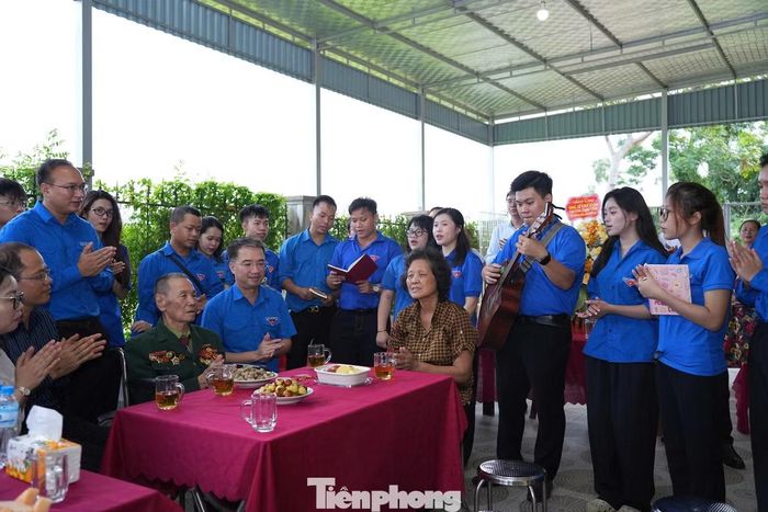 “Chúng tôi đã hoàn thành trách nhiệm với Tổ quốc. Điều mong mỏi nhất là thế hệ trẻ hôm nay tiếp tục học tập, rèn luyện, đoàn kết, góp sức xây dựng đất nước ngày càng giàu mạnh, xứng đáng với sự hy sinh của lớp cha anh đi trước”, thương binh Lê Văn Uyên chia sẻ.