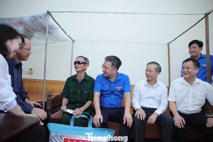 Bí thư T.Ư Đoàn Nguyễn Tường Lâm đã đến thăm hỏi, động viên thương binh Nguyễn Văn Thiềng (sinh năm 1949, quê hương Quỳnh Lưu, Nghệ An) tại phòng điều dưỡng. Ông Thiềng từng là người lính đặc công của Quân khu 4, trực tiếp chiến đấu tại chiến trường Nam Bộ và để lại một phần thân thể tại mảnh đất Long An. Chiến tranh đã lùi xa, để lại cho ông di chứng nặng nề khi đôi mắt đã vĩnh viễn không còn nhìn thấy ánh sáng.
