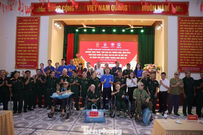 Tại chương trình, T.Ư Đoàn đã trao tặng quà tới Trung tâm Điều dưỡng thương binh Nghệ An cùng các thương binh, bệnh binh đang điều trị tại đây.