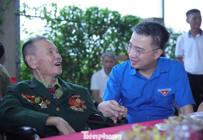 Xúc động trước sự quan tâm của lãnh đạo T.Ư Đoàn và các đoàn viên, thanh niên, thương binh Lê Văn Uyên gửi lời cảm ơn sâu sắc tới Đảng, Nhà nước và các thế hệ trẻ luôn quan tâm, chăm lo người có công với cách mạng. Người cựu binh cho biết, dù tuổi đã cao, sức khỏe ngày một giảm sút nhưng mỗi lần được các cấp, ngành và tuổi trẻ đến thăm hỏi, động viên, ông đều cảm thấy ấm lòng.