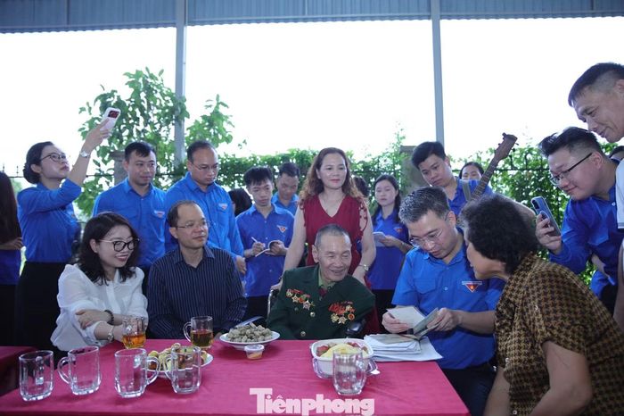 Tiếp đó, Bí thư T.Ư Đoàn Nguyễn Tường Lâm đến thăm, trao quà cho thương binh Lê Văn Uyên (96 tuổi, phường Vinh Phú, Nghệ An). Ông Uyên là thương binh 4/4, cựu thanh niên xung phong từng tham gia kháng chiến chống Pháp từ năm 1948, góp mặt trong Chiến dịch Điện Biên Phủ với nhiệm vụ đào hầm phục vụ chiến đấu. Hiện sức khỏe của ông đã yếu, hoàn cảnh gia đình còn nhiều khó khăn.