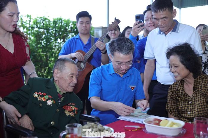 Bí thư T.Ư Đoàn Nguyễn Tường Lâm xem lại các kỷ vật chiến đấu của thương binh Lê Văn Uyên. Ông từng được Nhà nước trao tặng Huân chương Kháng chiến hạng Nhất, Huân chương Thanh niên xung phong hạng Nhì và Huân chương Lao động hạng Ba.