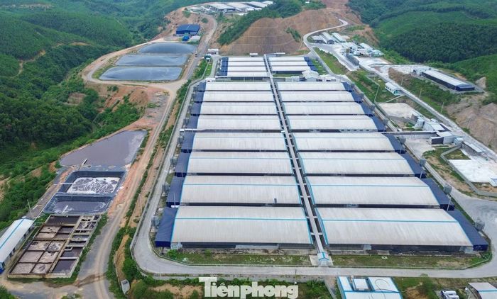 Theo quan sát, trại có quy mô lớn, hệ thống chuồng trại được xây dựng hiện đại, bao quanh có con suối.