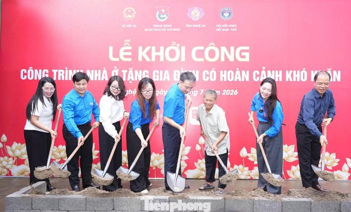 Anh Nguyễn Tường Lâm - Bí thư T.Ư Đoàn, Chủ tịch T.Ư Hội Liên hiệp Thanh niên Việt Nam, Chủ nhiệm Ủy ban Kiểm tra T.Ư Đoàn cùng các đại biểu thực hiện nghi thức khởi công xây nhà.
