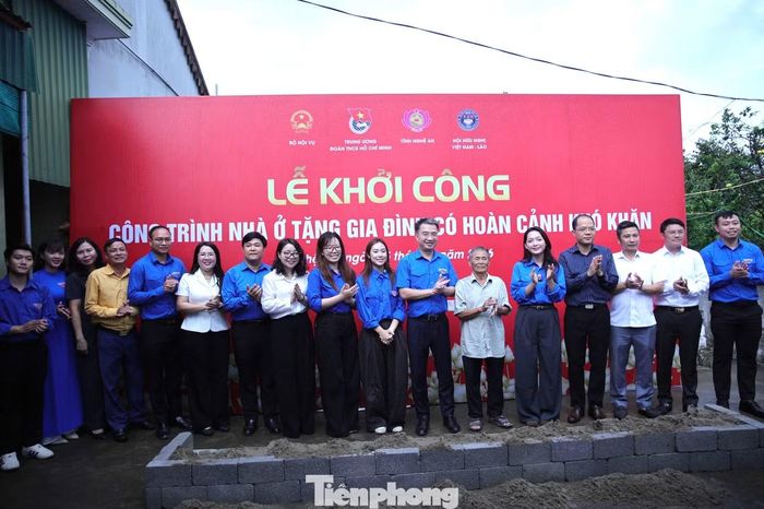 Bí thư T.Ư Đoàn Nguyễn Tường Lâm cùng các đại biểu, gia đình ông Út chụp ảnh lưu niệm.