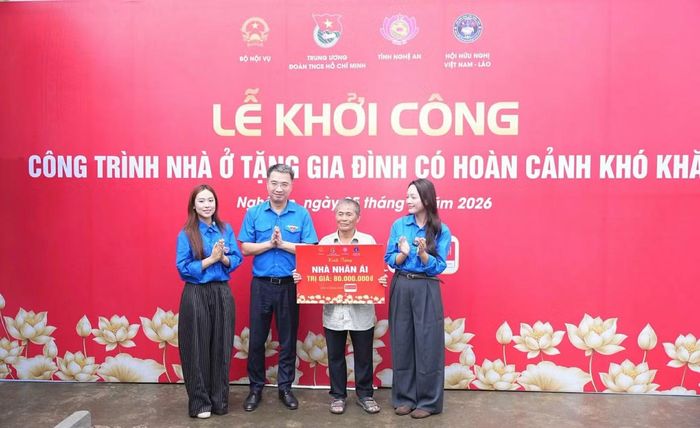 Anh Nguyễn Tường Lâm - Bí thư Trung ương Đoàn, Chủ tịch Trung ương Hội Liên hiệp Thanh niên Việt Nam, Chủ nhiệm Ủy ban Kiểm tra Trung ương Đoàn trao biển tượng trưng cho ông Út.