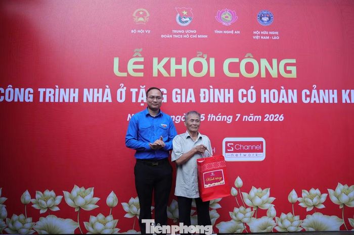 Anh Lê Đức Sỹ - Phó Bí thư Tỉnh Đoàn Nghệ An trao quà cho ông Út.