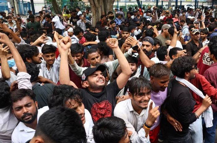 Đám đông biểu tình hò reo sau khi Bộ trưởng Giáo dục từ chức. (Ảnh: Reuters)