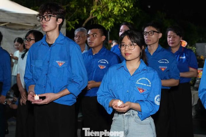 Theo lãnh đạo Ủy ban MTTQ thành phố, những ngọn nến được thắp sáng tại các nghĩa trang và đài tưởng niệm không chỉ thể hiện lòng biết ơn đối với các thế hệ đi trước mà còn góp phần giáo dục truyền thống yêu nước, trách nhiệm của thế hệ trẻ đối với quê hương, đất nước.