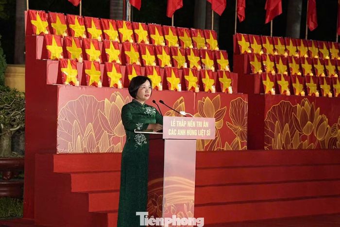 Phát biểu tại chương trình, bà Bùi Huyền Mai - Chủ tịch Ủy ban MTTQ Việt Nam TP Hà Nội cho biết công tác chăm lo người có công luôn được xác định là nhiệm vụ thường xuyên, thành phố đã triển khai nhiều hoạt động tri ân như thăm hỏi, tặng quà gia đình chính sách, chỉnh trang nghĩa trang liệt sĩ, phục dựng di ảnh, khám chữa bệnh miễn phí và tổ chức lễ thắp nến tri ân đồng loạt tại 126 xã, phường.