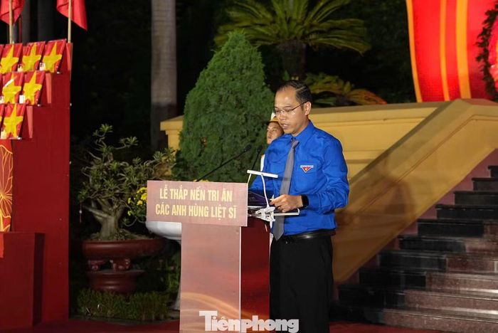 Bí thư Thành Đoàn Hà Nội Nguyễn Tiến Hưng cho rằng, mỗi ngọn nến được thắp lên không chỉ mang ý nghĩa tưởng niệm mà còn nhắc nhở thế hệ trẻ về trách nhiệm tiếp nối truyền thống của cha anh. Ông kêu gọi đoàn viên, thanh niên biến lòng biết ơn thành hành động cụ thể thông qua học tập, lao động, nghiên cứu khoa học, đổi mới sáng tạo và tham gia các phong trào tình nguyện, góp phần xây dựng và bảo vệ Tổ quốc.