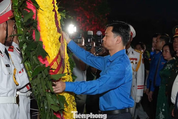 Tại buổi lễ, các đại biểu dâng hoa, dâng hương tại Đài tưởng niệm trung tâm, dành một phút mặc niệm tưởng nhớ các Anh hùng liệt sĩ và các bậc lão thành cách mạng.