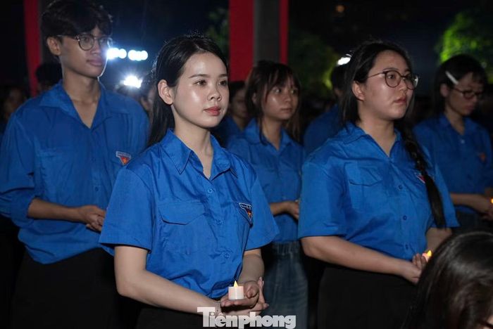 Ngay sau nghi lễ, gần 1.800 đoàn viên, thanh niên đồng loạt dâng hương, dâng hoa và thắp nến tại các phần mộ liệt sĩ ở Nghĩa trang Mai Dịch. Hàng nghìn ngọn nến được thắp sáng trong không gian nghĩa trang, tưởng nhớ những người đã hy sinh vì độc lập, tự do của dân tộc.