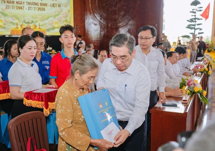 Ông Nguyễn Phước Lộc tặng quà tri ân gia đình chính sách, gia đình có công với cách mạng tại các địa phương.