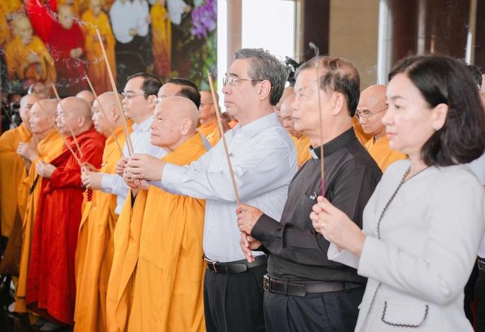 Lãnh đạo TPHCM, lãnh đạo GHPG Việt Nam và các đại biểu dâng hương tưởng niệm các Anh hùng liệt sĩ. Ảnh: MTTQ TPHCM