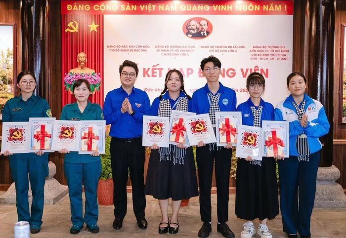 Lãnh đạo Thành Đoàn TPHCM chúc mừng các đảng viên mới.