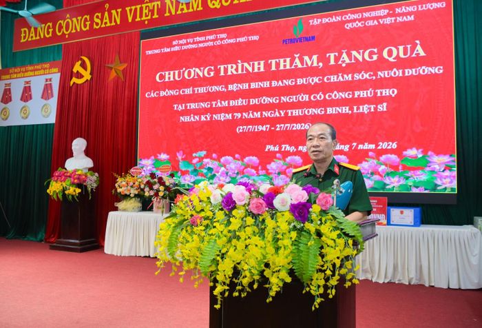 Đồng chí Phạm Quang Dũng - Ủy viên BTV, Chánh Văn phòng Đảng ủy, Chủ tịch Hội Cựu chiến binh Petrovietnam phát biểu tại buổi gặp mặt.