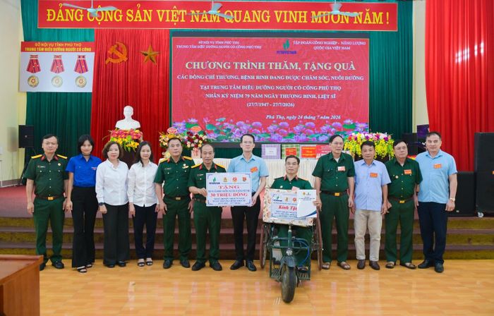 Đoàn công tác Petrovietnam trao những phần quà ý nghĩa tới các thương binh đang điều trị tại Trung tâm Điều dưỡng người có công tỉnh Phú Thọ.