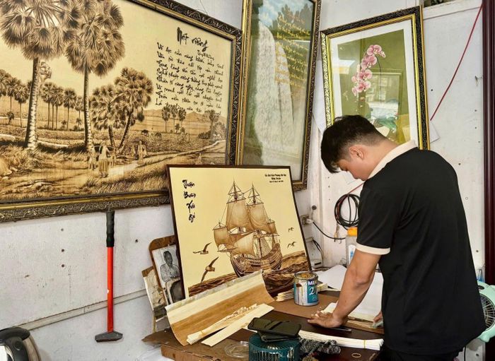 Không chỉ dừng lại việc sáng tác tranh, nghệ nhân Võ Văn Tạng còn đào tạo nghề, tạo thu nhập ổn định cho nhiều lao động tại địa phương.