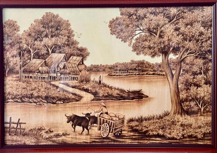 Từ những tàu lá thốt nốt khô bỏ đi, qua bàn tay của nghệ nhân đã thành những bức tranh sinh động.