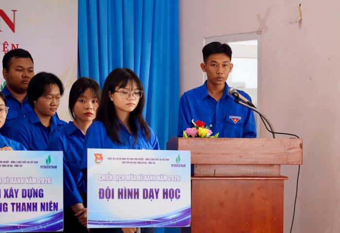 Sinh viên Trần Hoàng Hoai (PVU) đại diện các đoàn viên phát biểu tại lễ ra quân.