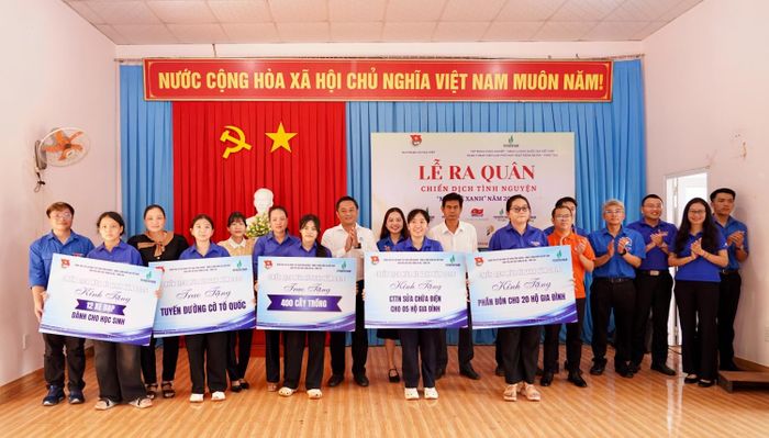 Cụm phối hợp hoạt động Bà Rịa - Vũng Tàu trao bảng tượng trưng các công trình, phần việc thanh niên.