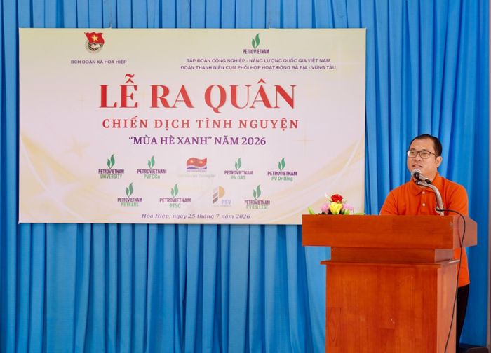 Đồng chí Hoàng Thanh Bình - Ủy viên Ban Thường vụ Đoàn Thanh niên Petrovietnam, Bí thư Đoàn Vietsovpetro, Trưởng Ban Chiến dịch Mùa hè xanh năm 2026 phát biểu tại chương trình