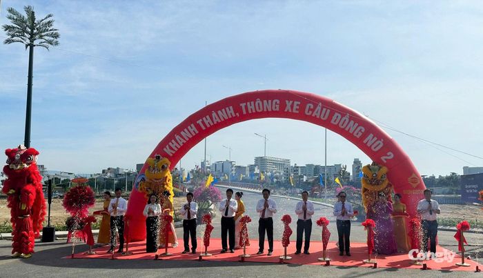 Các đại biểu thực hiện nghi thức cắt băng khánh thành, thông xe cầu Đồng Nò 2.