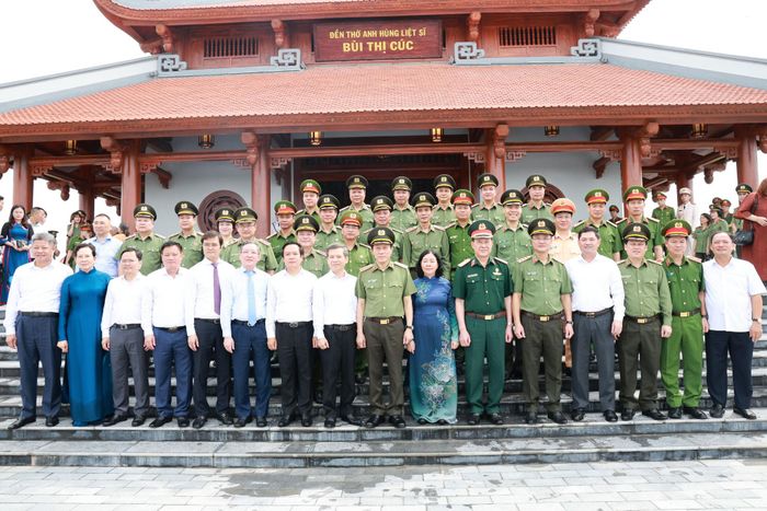 Các đại biểu chụp ảnh lưu niệm tại Khu lưu niệm Anh hùng liệt sĩ Công an nhân dân Bùi Thị Cúc. (Ảnh: CAHY).
