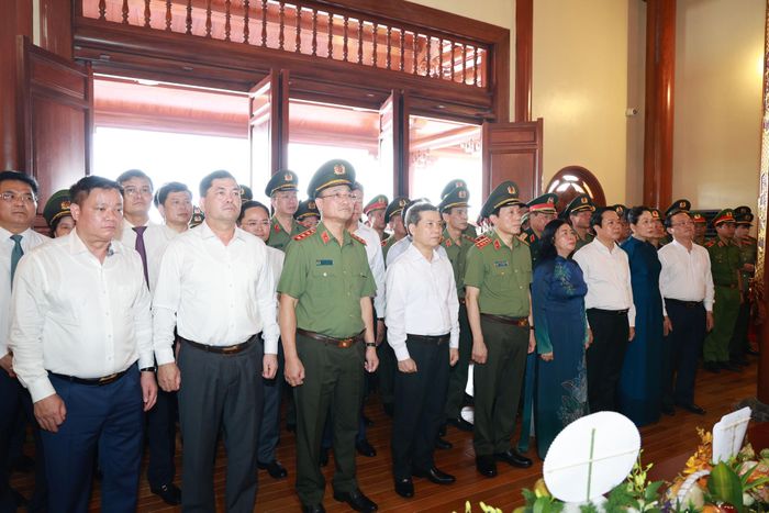 Các đại biểu dâng hương tưởng niệm Anh hùng liệt sĩ Công an nhân dân Bùi Thị Cúc. (Ảnh: CAHY).