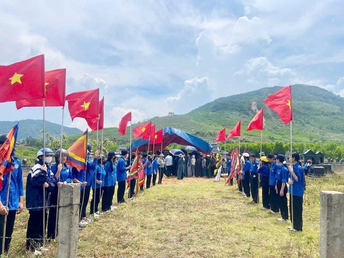 Đất mẹ ôm Anh vào lòng, trọn vẹn một cuộc đời dâng hiến.