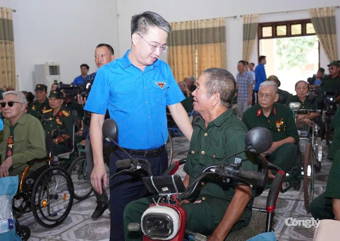Anh Nguyễn Tường Lâm ân cần hỏi thăm các thương, bệnh binh.