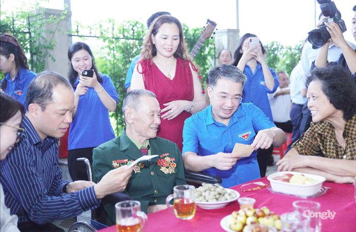 Bí thư T.Ư Đoàn Nguyễn Tường Lâm đến thăm, trao quà và chúc sức khỏe cụ Lê Văn Uyên – thương binh 4/4, cựu thanh niên xung phong tham gia Chiến dịch Điện Biên Phủ.
