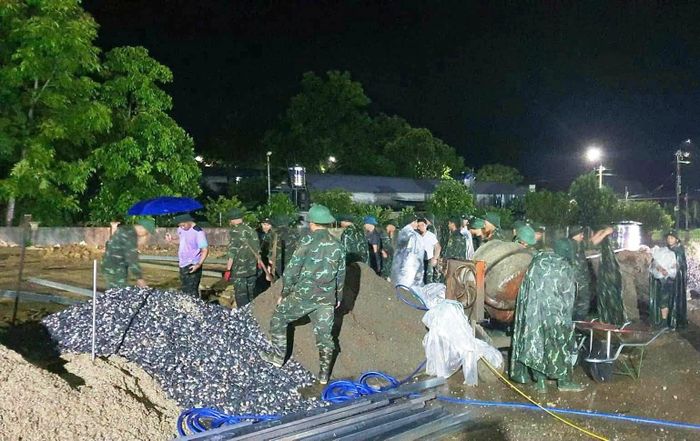 Lực lượng thi công làm việc không quản ngày đêm. Ảnh: LLVT Lai Châu