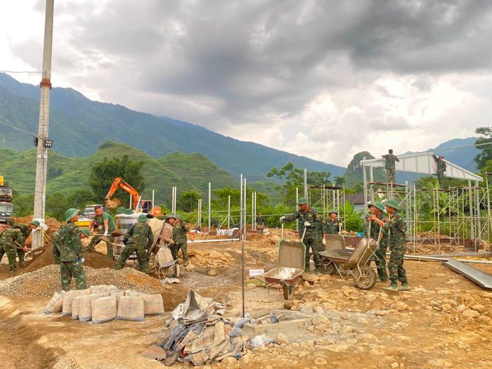 Các chiến sĩ được chia thành nhiều ca, kíp thi công để đẩy nhanh tiến độ. Ảnh: Xã Mường Than