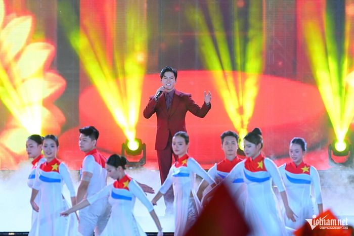 Ca sĩ Anh Tú lắng đọng trong ca khúc hát về đất nước.
