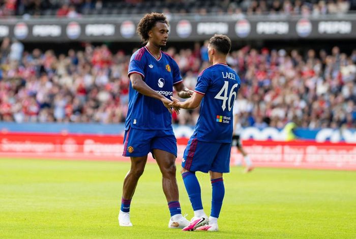 Lacey (46) và Zirkzee đều ghi bàn đẹp mắt cho MU - Ảnh: MUFC