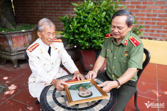 Thiếu tướng, Anh hùng Lực lượng vũ trang nhân dân Đào Trọng Hùng (bên phải) đã dành nhiều năm tìm hiểu thông tin về chú ruột - liệt sĩ Đào Quang Hải