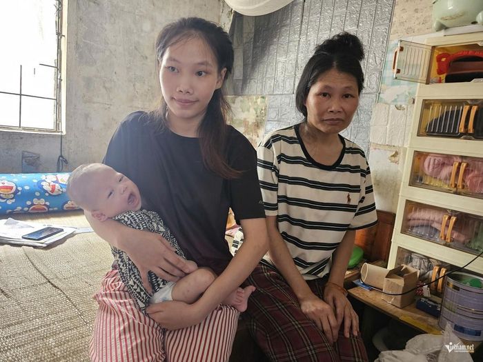 Bà Minh cùng con gái và cháu ngoại. Ảnh: Hải Sâm