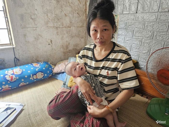 Bà Minh đau ốm liên miên, không thể đi làm đều, có những ngày đứa trẻ đói, bà không đồng nào mua sữa cho cháu. Ảnh: Hải Sâm