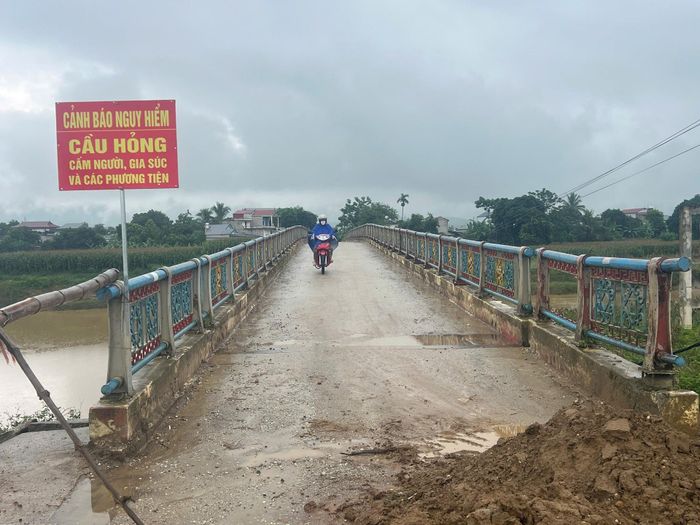 Cơ quan chức năng nhận định cây cầu này mất an toàn nên đã cấm toàn bộ người và phương tiện qua lại. Trong thời gian cầu C9 tạm dừng khai thác, người dân được hướng dẫn lưu thông qua các tuyến thay thế gồm cầu C4, cầu Pom La (phường Mường Thanh) hoặc cầu Nậm Thanh (xã Thanh An) nhằm đảm bảo an toàn. Ảnh: Duy Linh