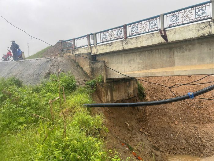 Hiện mố cầu phía xã Thanh Yên bị xói lở nghiêm trọng, phần đất cát xung quanh sạt thành hàm ếch ăn sát thân mố. Được biết, Cầu C9 nằm trong tuyến kết nối quan trọng giữa xã Thanh Yên với phường Mường Thanh và Quốc lộ 279. Ảnh: Duy Linh
